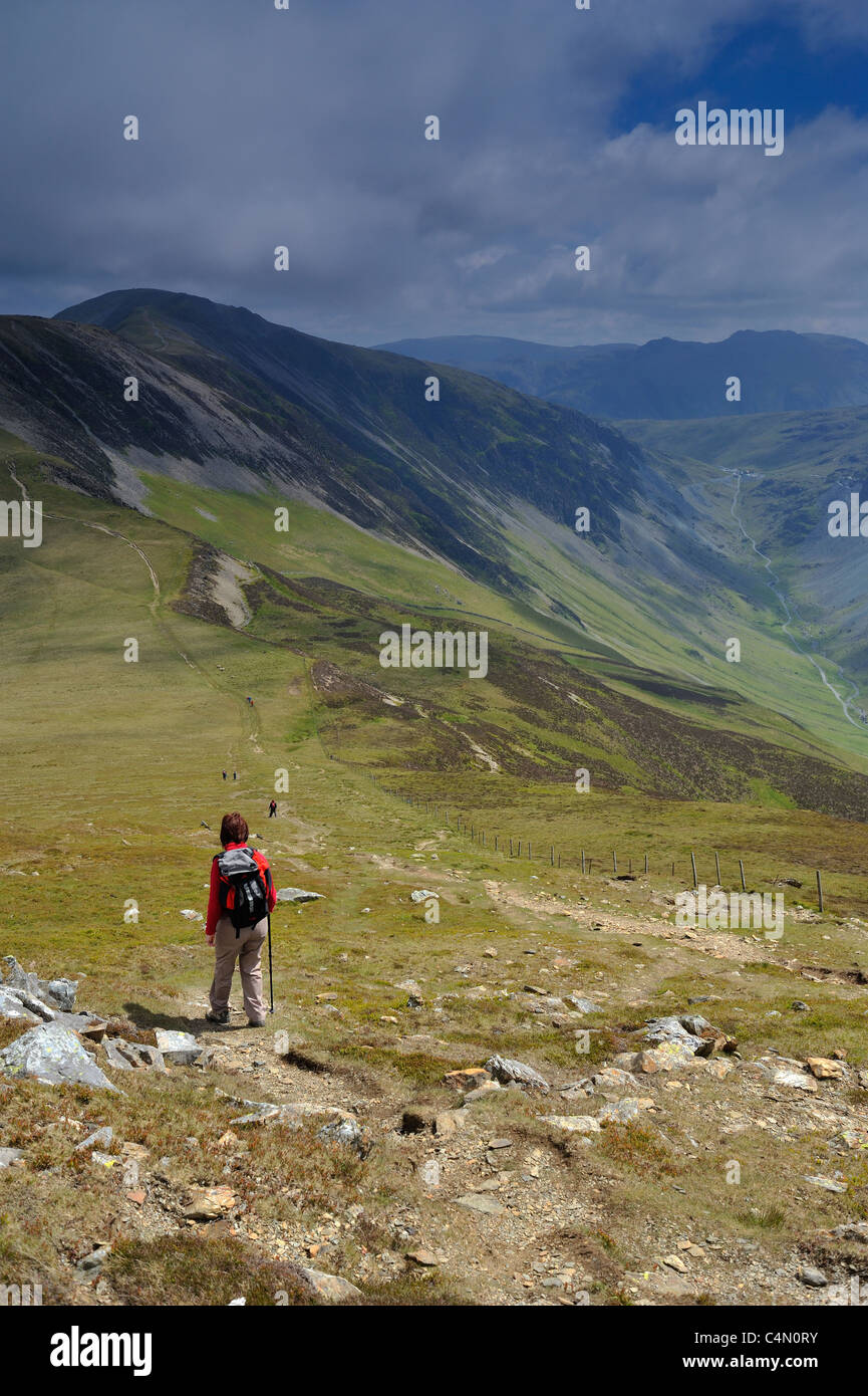 Walker a tombèrent en direction de Dale Head de Robinson dans le Lake District Banque D'Images