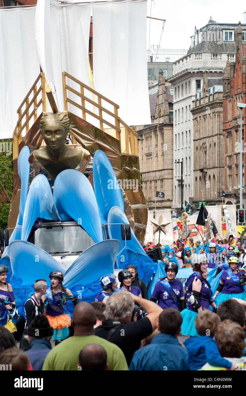 La 2e Parade Manchester serpente à travers les rues du centre de la ville Banque D'Images