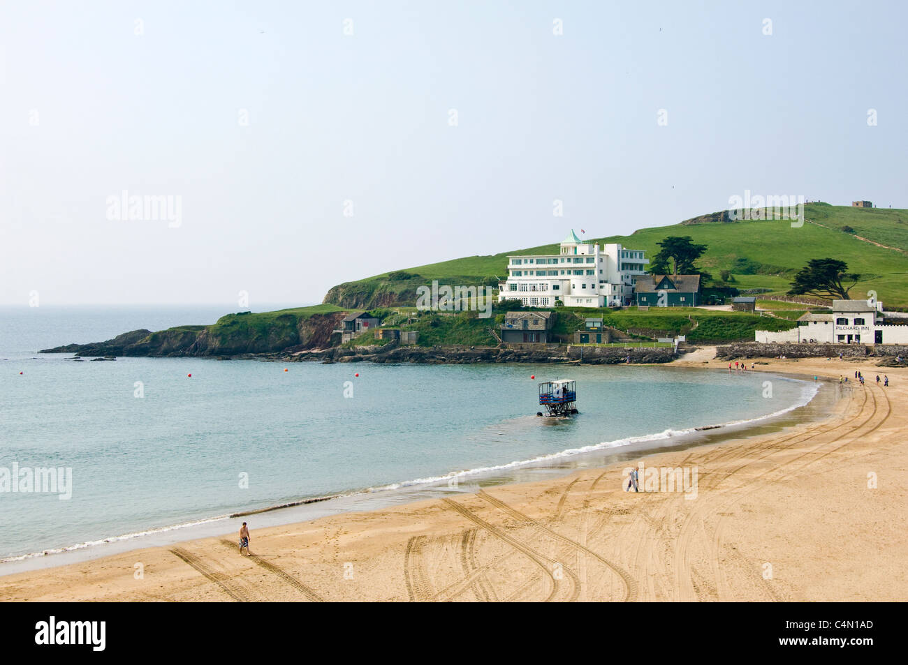 Vue horizontale de la mer le tracteur dans l'eau à l'île de Burgh, Bigbury-on-Sea sur la côte sud du Devon un jour ensoleillé. Banque D'Images