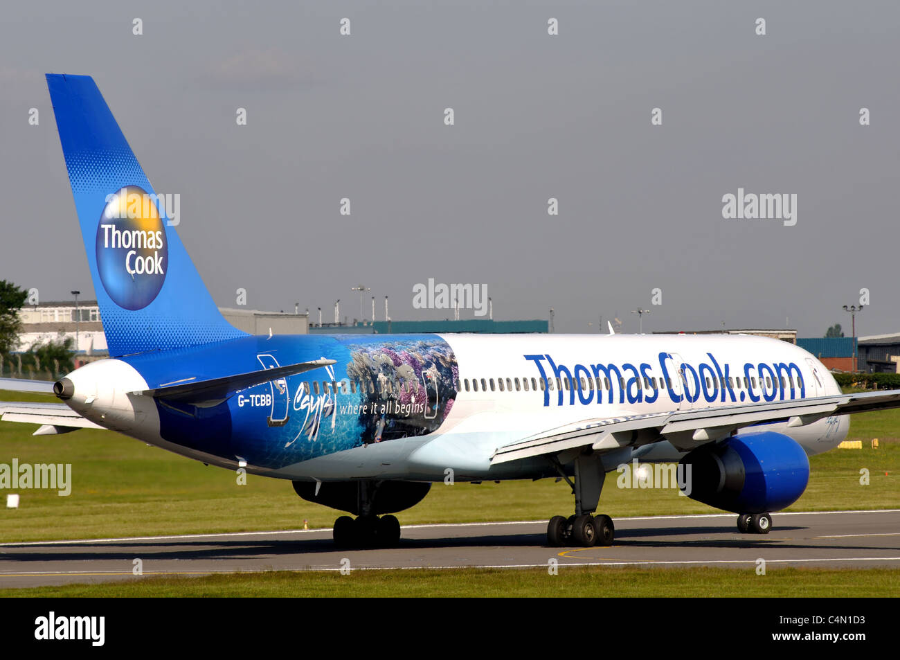 Thomas Cook Boeing 757 prêt au décollage à l'aéroport de Birmingham, UK Banque D'Images