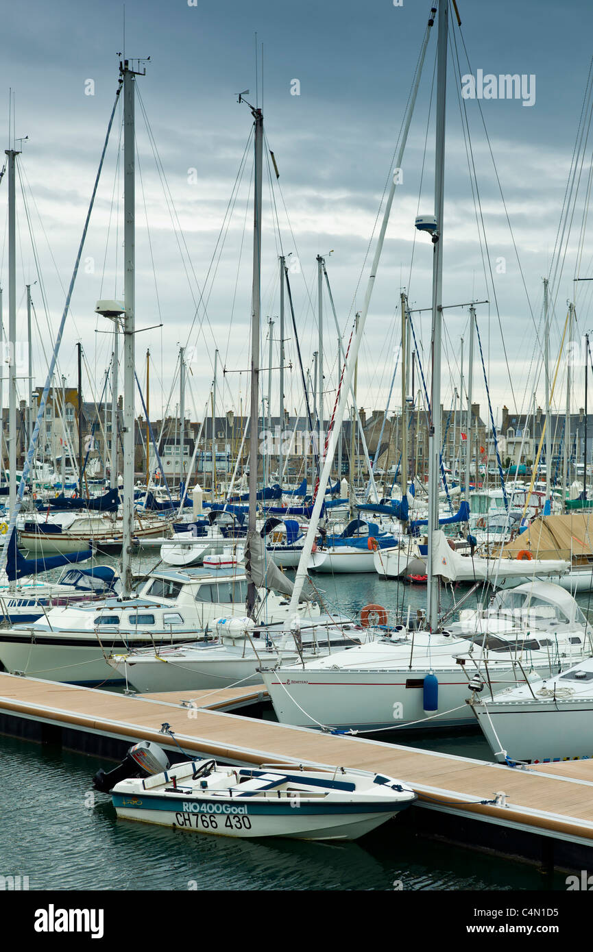 Yachts et bateaux amarrés dans le port de plaisance à St Vaast La Hougue channel en Normandie, France Banque D'Images