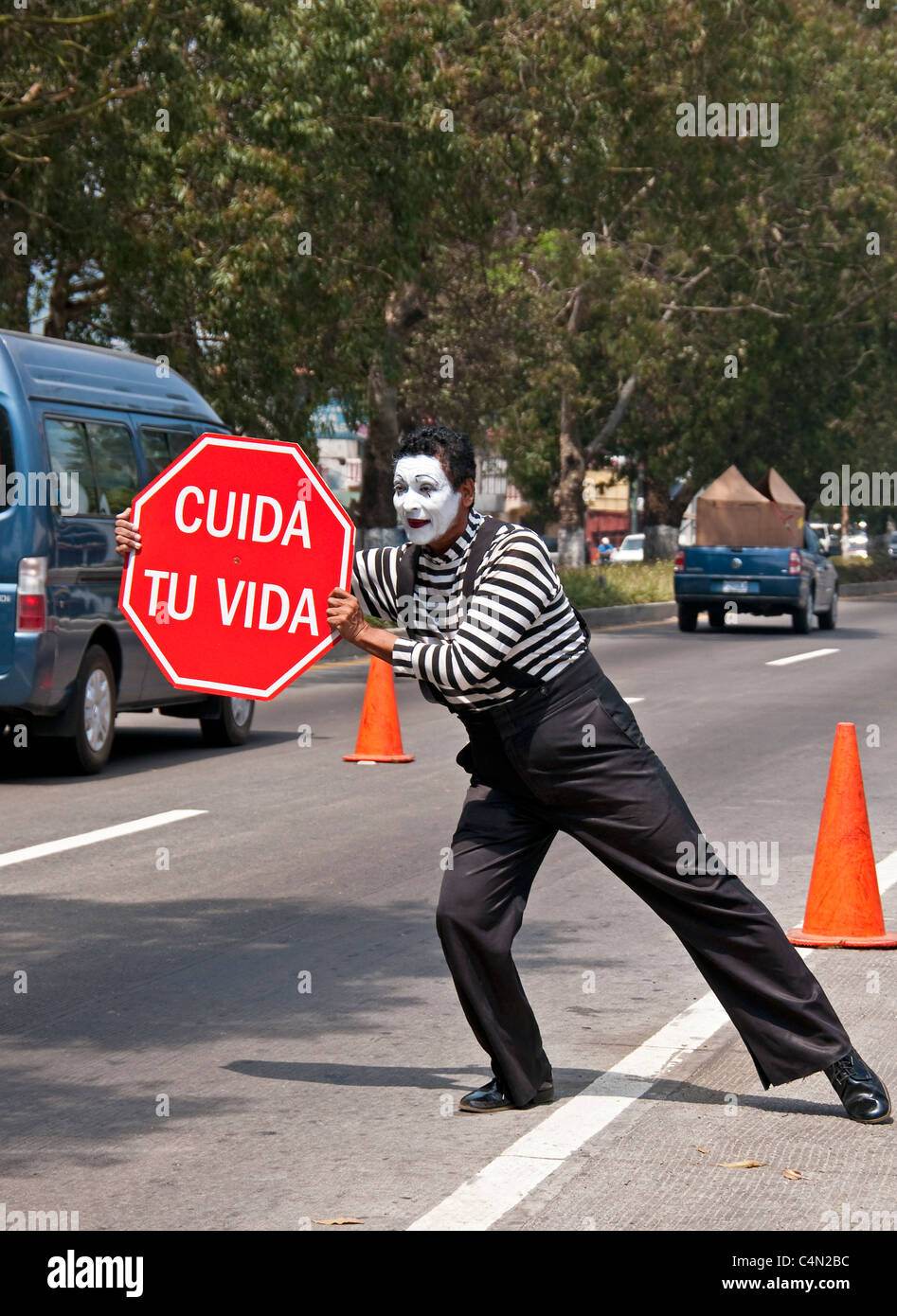 Mime sur Guatemala City street avec 'Prendre soin de votre vie' (tu vida Felices Fiestas a todos) la promotion de la sécurité routière. Banque D'Images