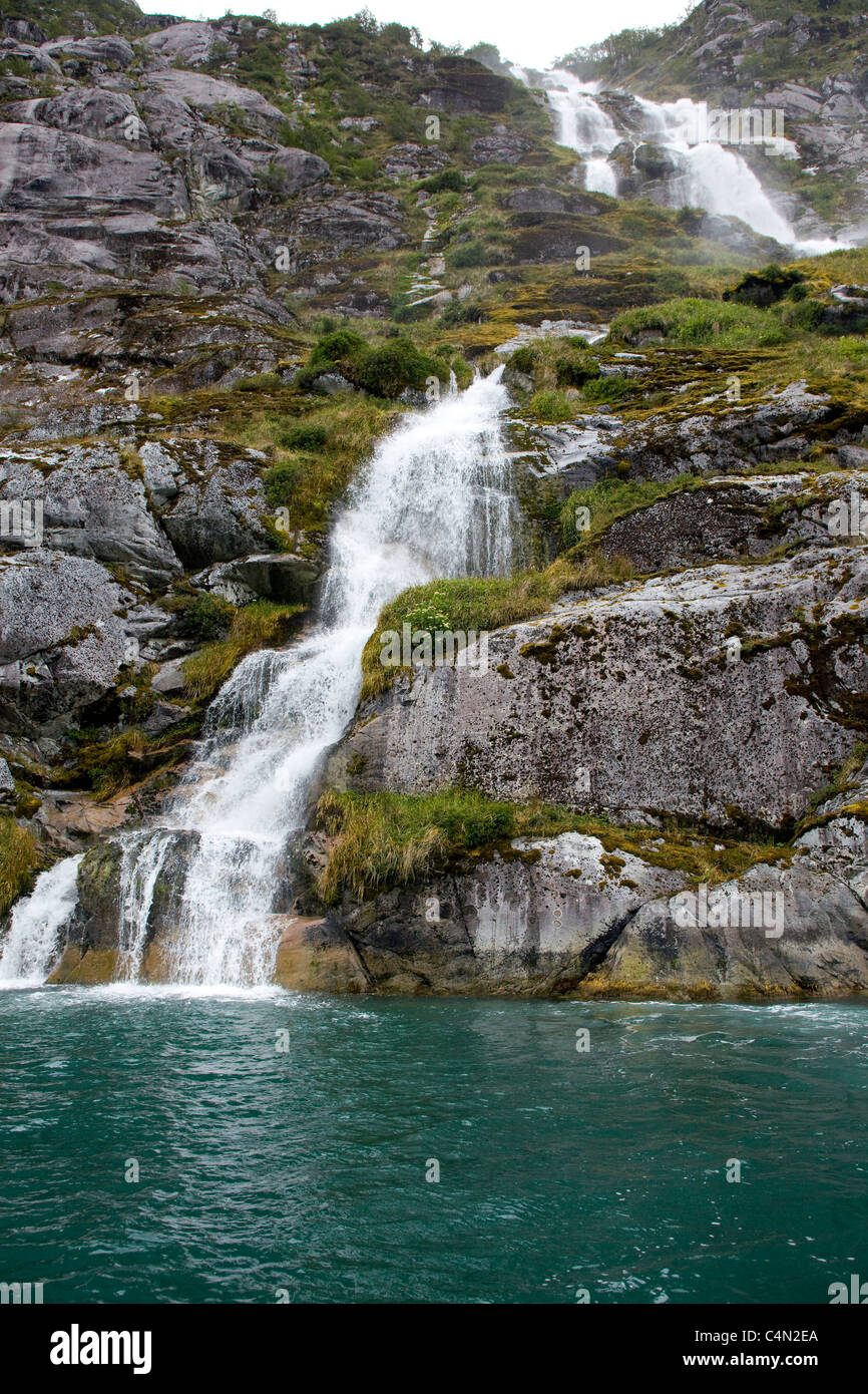 Les eaux de ruissellement d'un la fonte des glaciers dans les fjords chiliens en Amérique du Sud. Banque D'Images