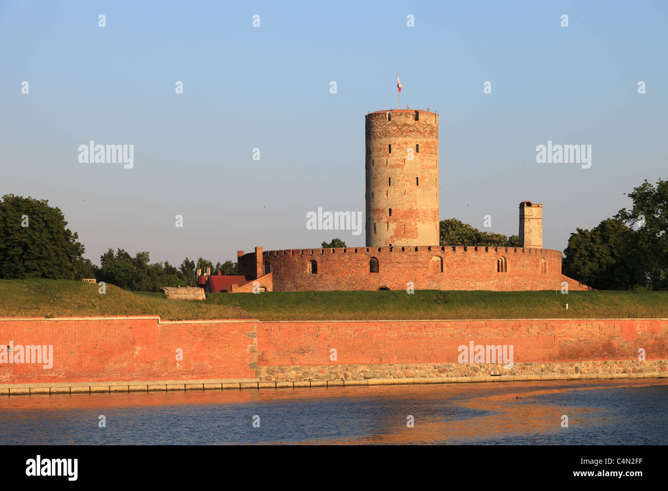 Remorqueur et forteresse Wisloujscie. Gdansk, Pologne. Banque D'Images