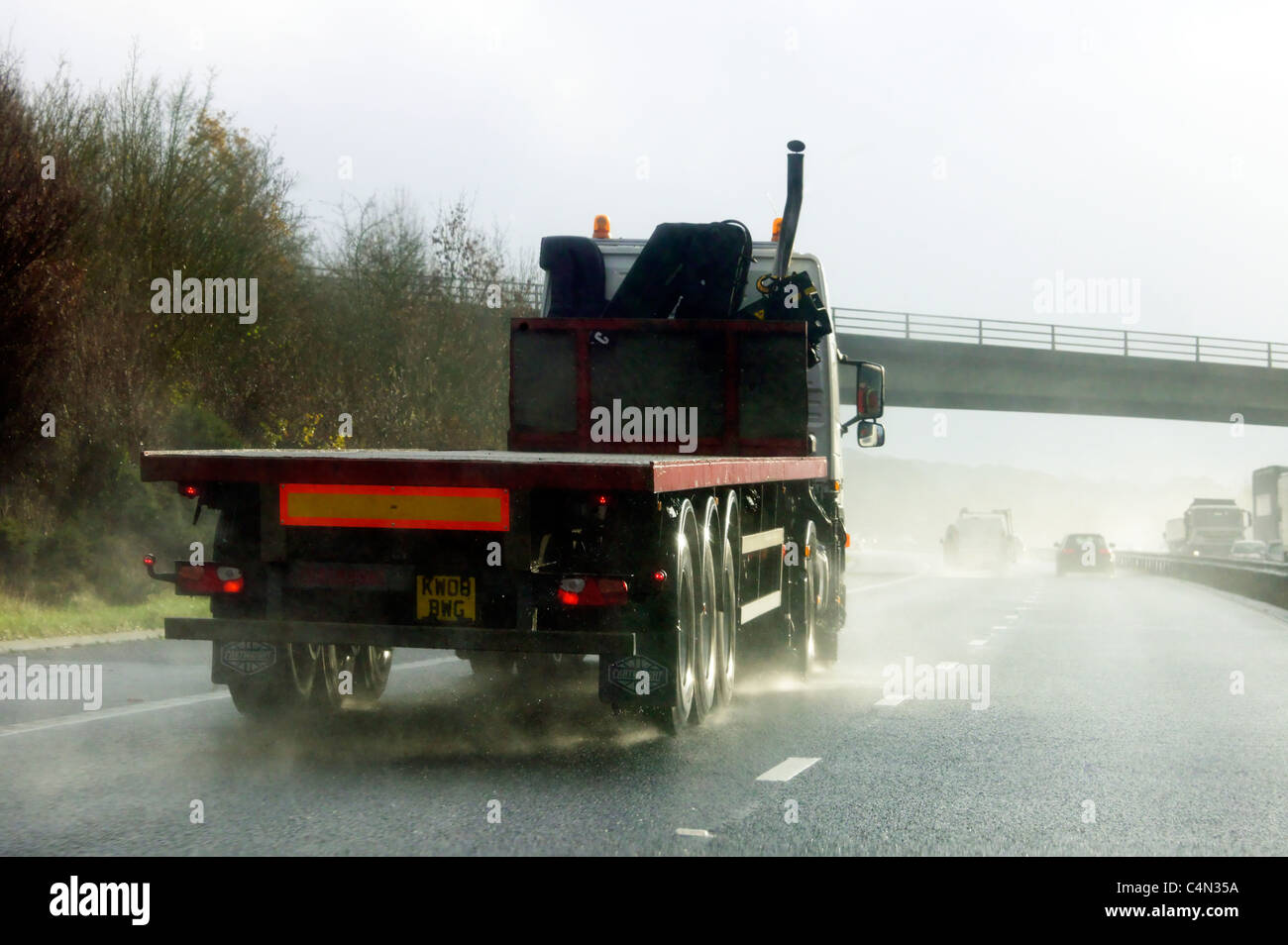 Camion conduire par mauvais temps sur l'autoroute M20 en Angleterre Banque D'Images