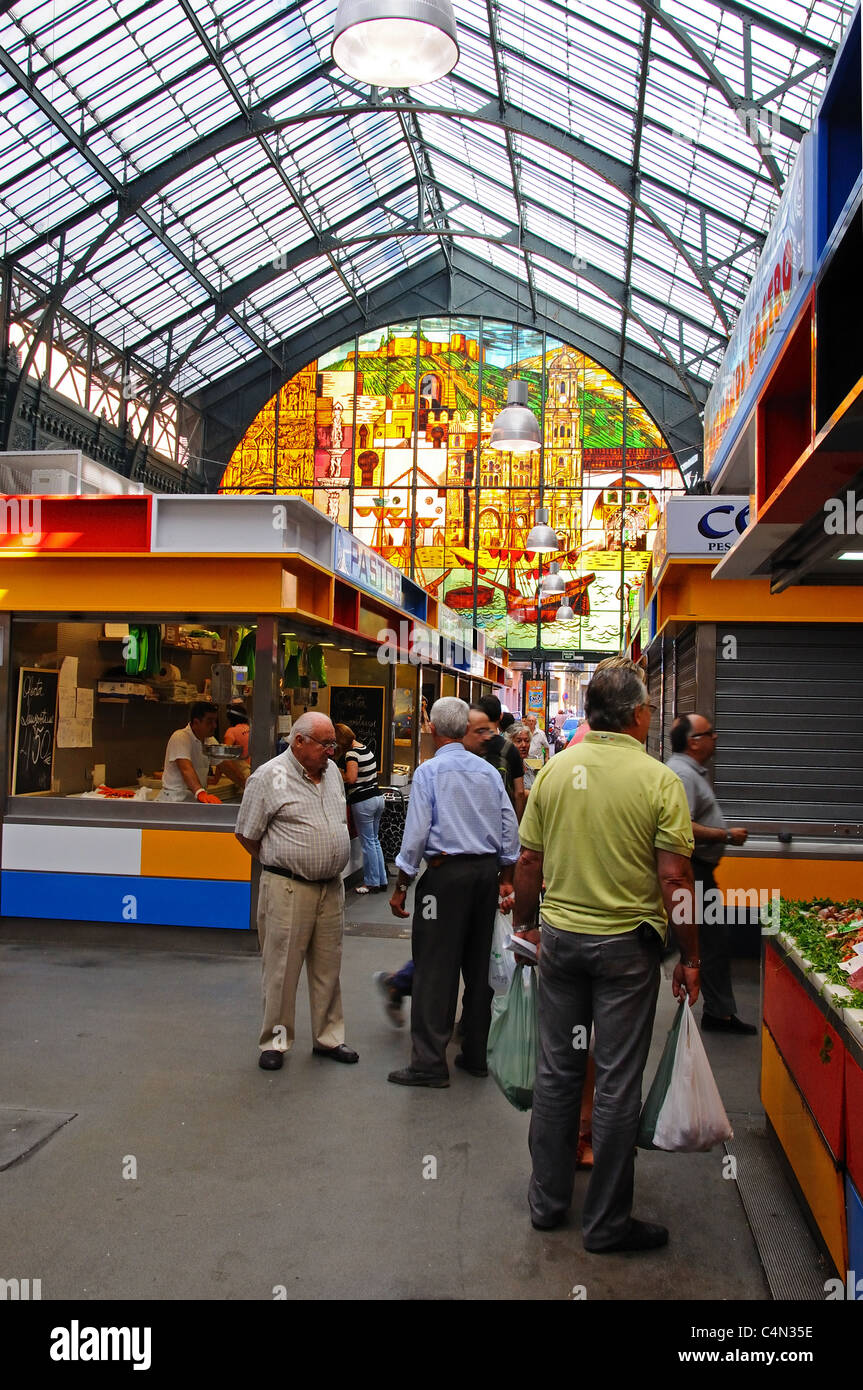 Voir le long d'une rangée d'étals vers le vitrail au marché couvert (Mercado de Atarazanas), Malaga, Espagne. Banque D'Images