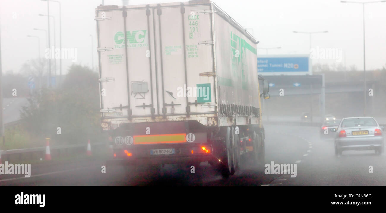 Voitures et camions conduire par mauvais temps sur l'autoroute M20 en Angleterre Banque D'Images