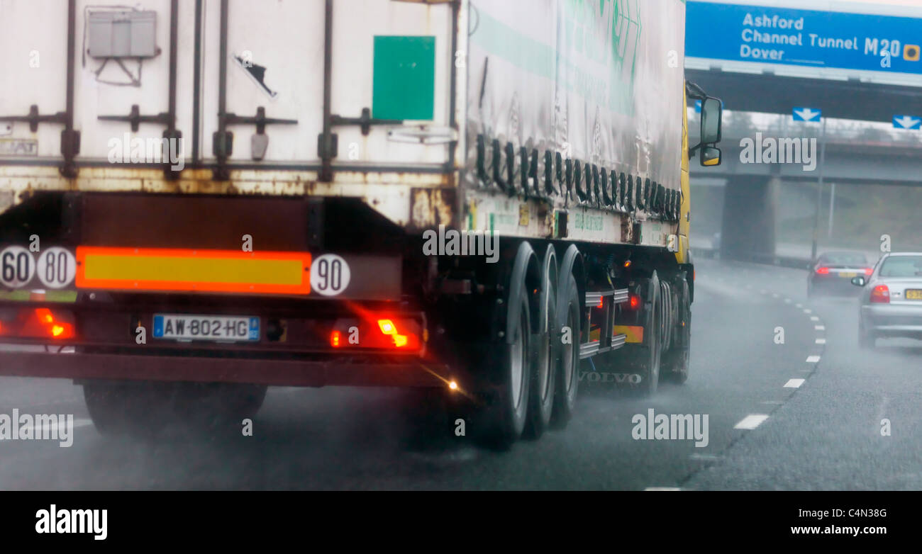 Voitures et camions conduire par mauvais temps sur l'autoroute M20 en Angleterre Banque D'Images