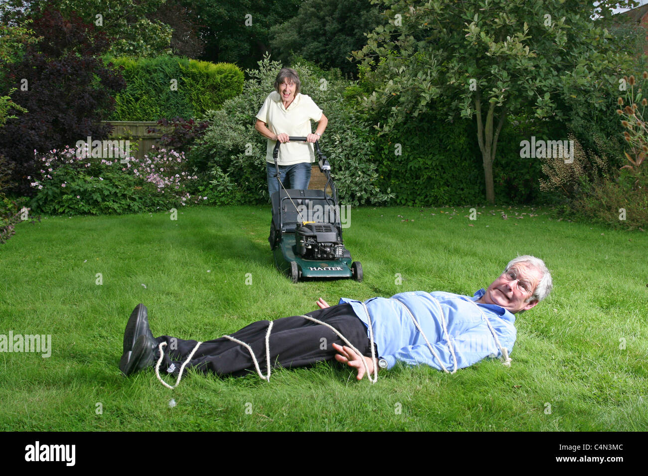 Couple marié dans le jardin Banque D'Images