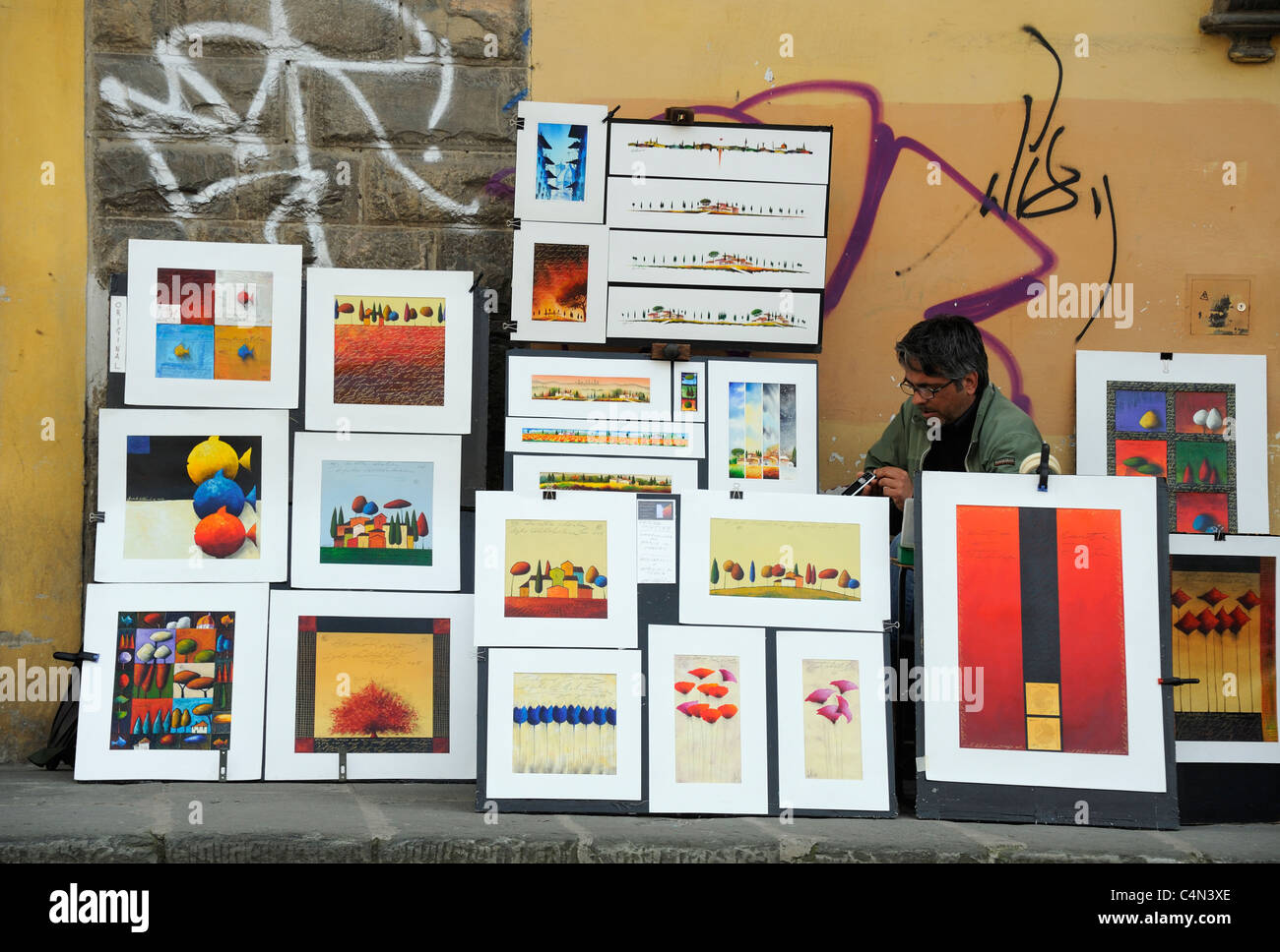Une personne qui vend des images d'art, boutique de bord de route Banque D'Images