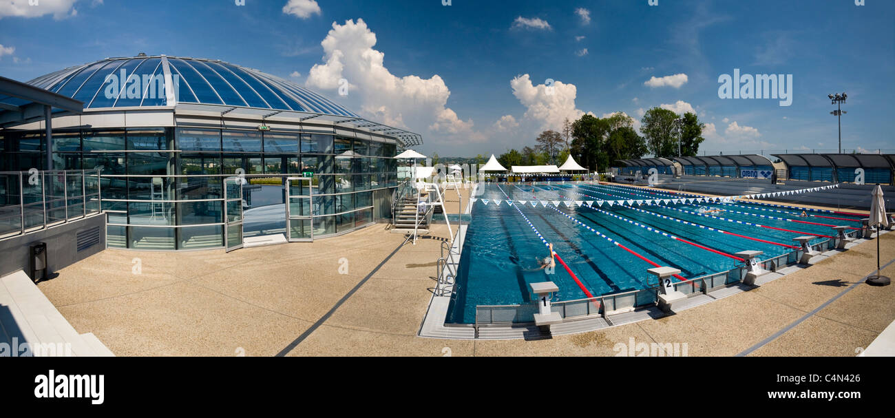 Une vue sur la piscine olympique piscine en acier inoxydable de Vichy  (France). Le bassin olympique extérieur de Vichy en inox Photo Stock - Alamy
