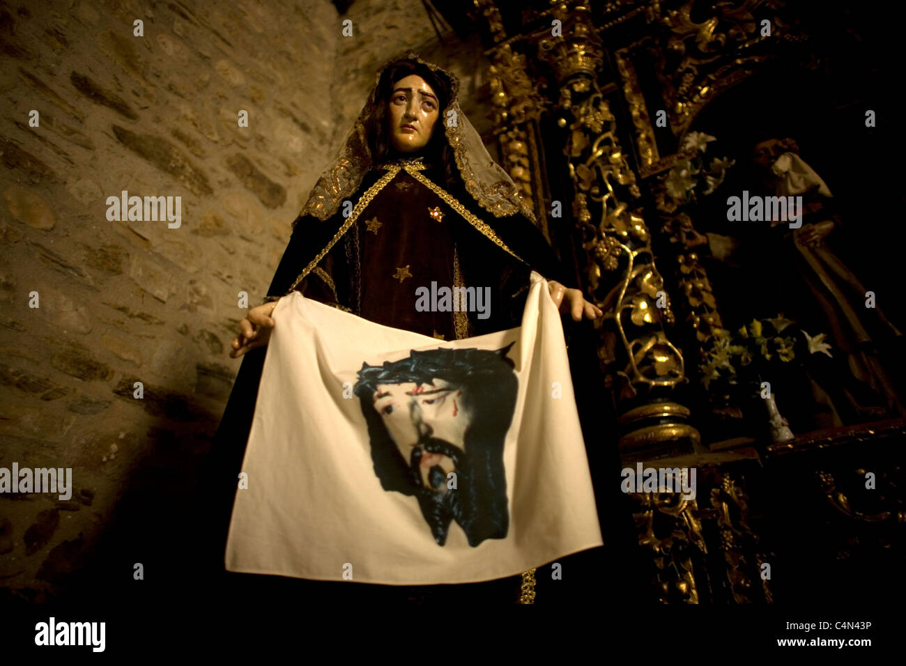 Une sculpture de Saint Veronica ou Saint Berenice montrant un foulard avec  Jésus face à elle dans une église dans le chemin de Saint-Jacques de  Compostelle, Espagne Photo Stock - Alamy