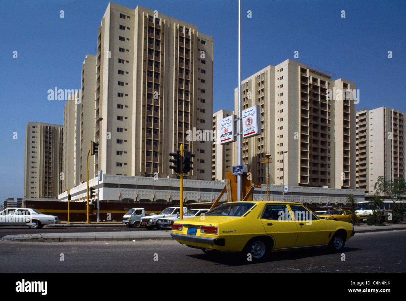 Riyadh Arabie Saoudite Scène de rue sur la circulation par des feux de circulation routière Banque D'Images