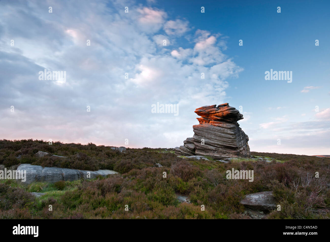 La Mère Cap rock formation sur Hathersage Moor éclairées par le soleil de l'été de fin de soirée, le Peak District, Derbyshire, Royaume-Uni. Banque D'Images