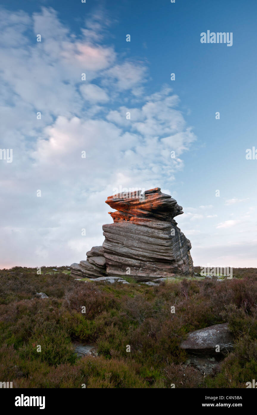 La Mère Cap rock formation sur Hathersage Moor éclairées par le soleil de l'été de fin de soirée, le Peak District, Derbyshire, Royaume-Uni. Banque D'Images