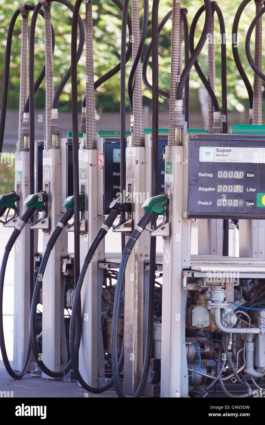 Pompes à carburant en partie démonté comme une station d'essence est mis hors service. Image pour illustrer l'article sur l'industrie, le transport de carburant Banque D'Images