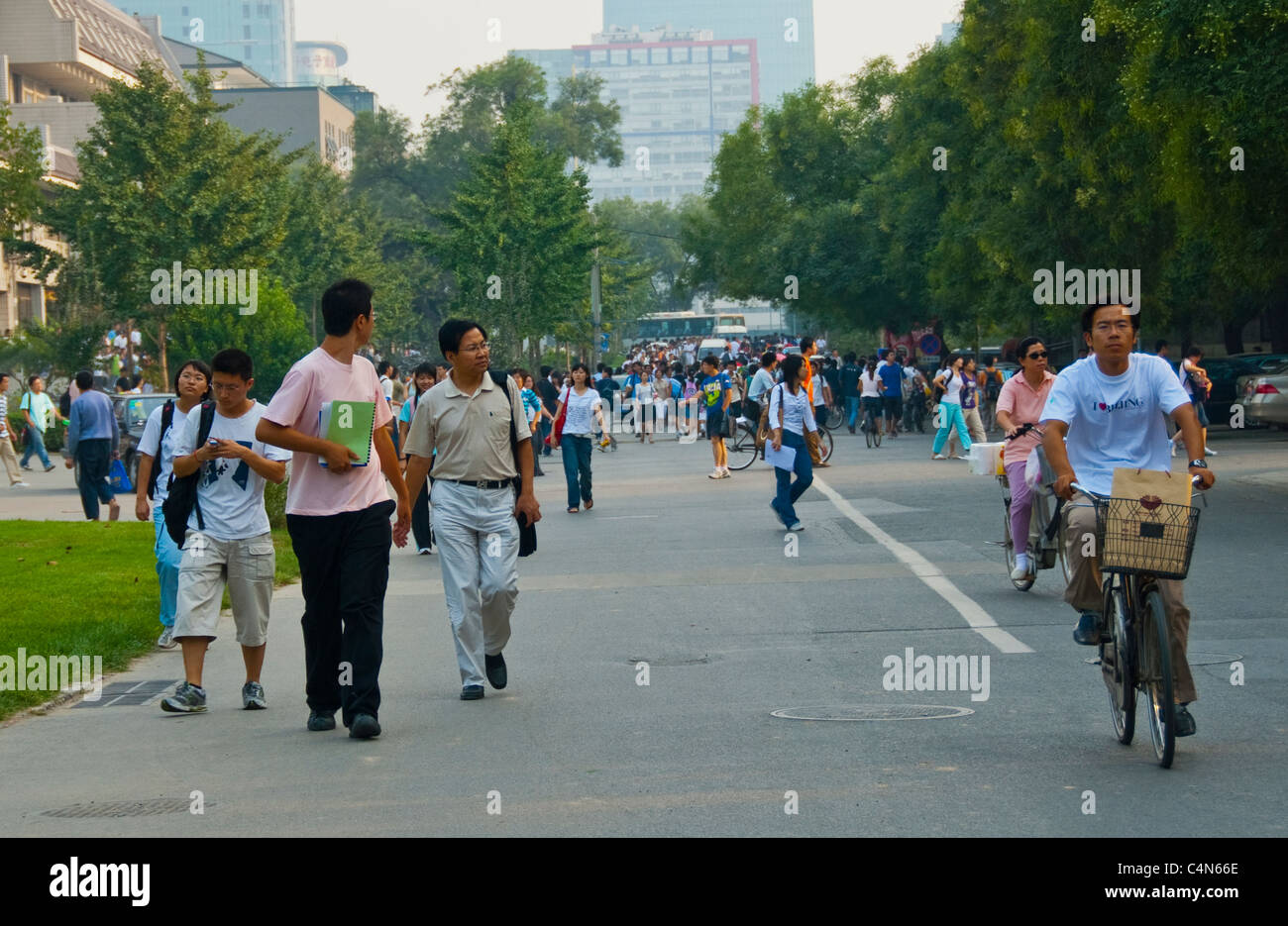Pékin, Chine, foule nombreuse, étudiants de l'Université de Pékin marchant sur la rue animée du campus après la classe, adolescents chinois, scène de rue animée de pékin Banque D'Images