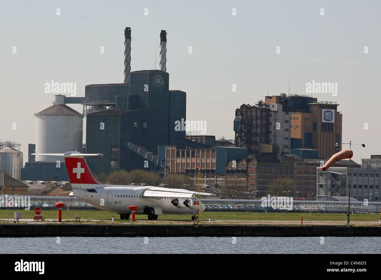 L'aéroport de London City sur les rives de la Tamise en face de la raffinerie de sucre Tate & Lyle Banque D'Images