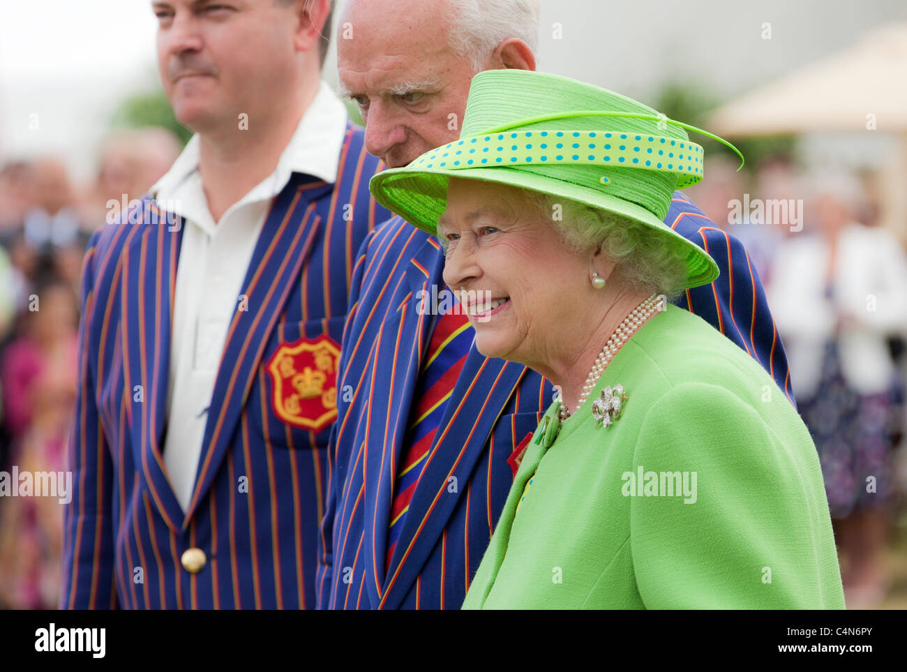 Sa Majesté la Reine Elizabeth II habillé en vert chapeau et manteau. JMH5004 Banque D'Images
