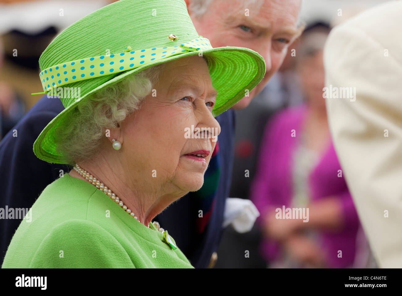 Sa Majesté la Reine Elizabeth II habillé en vert chapeau et manteau. JMH5006 Banque D'Images
