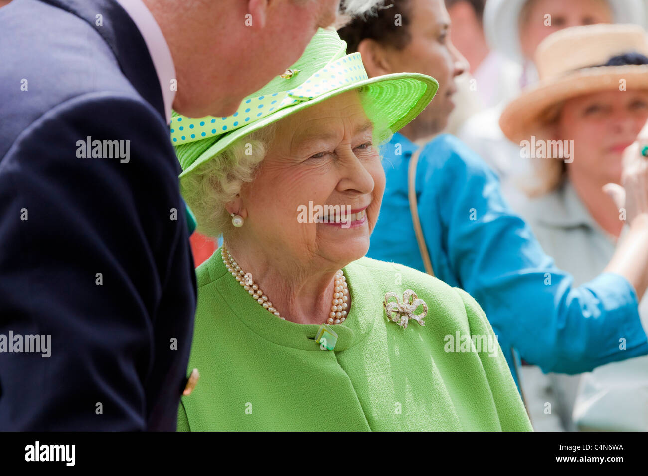 Sa Majesté la Reine Elizabeth II habillé en vert chapeau et manteau.  JMH5009 Photo Stock - Alamy