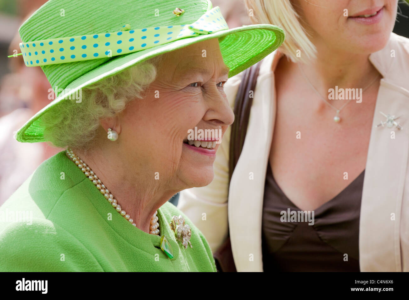 Sa Majesté la Reine Elizabeth II habillé en vert chapeau et manteau. JMH5008 Banque D'Images