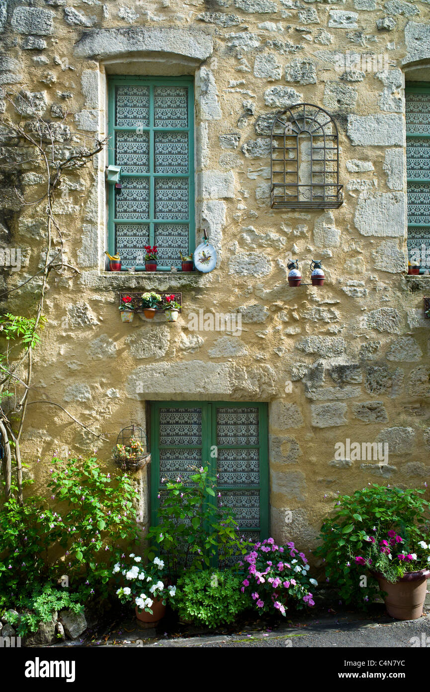 Maison traditionnelle française dans la ville pittoresque de Castelmoron d'Albret dans la région de Bordeaux, Gironde, France Banque D'Images