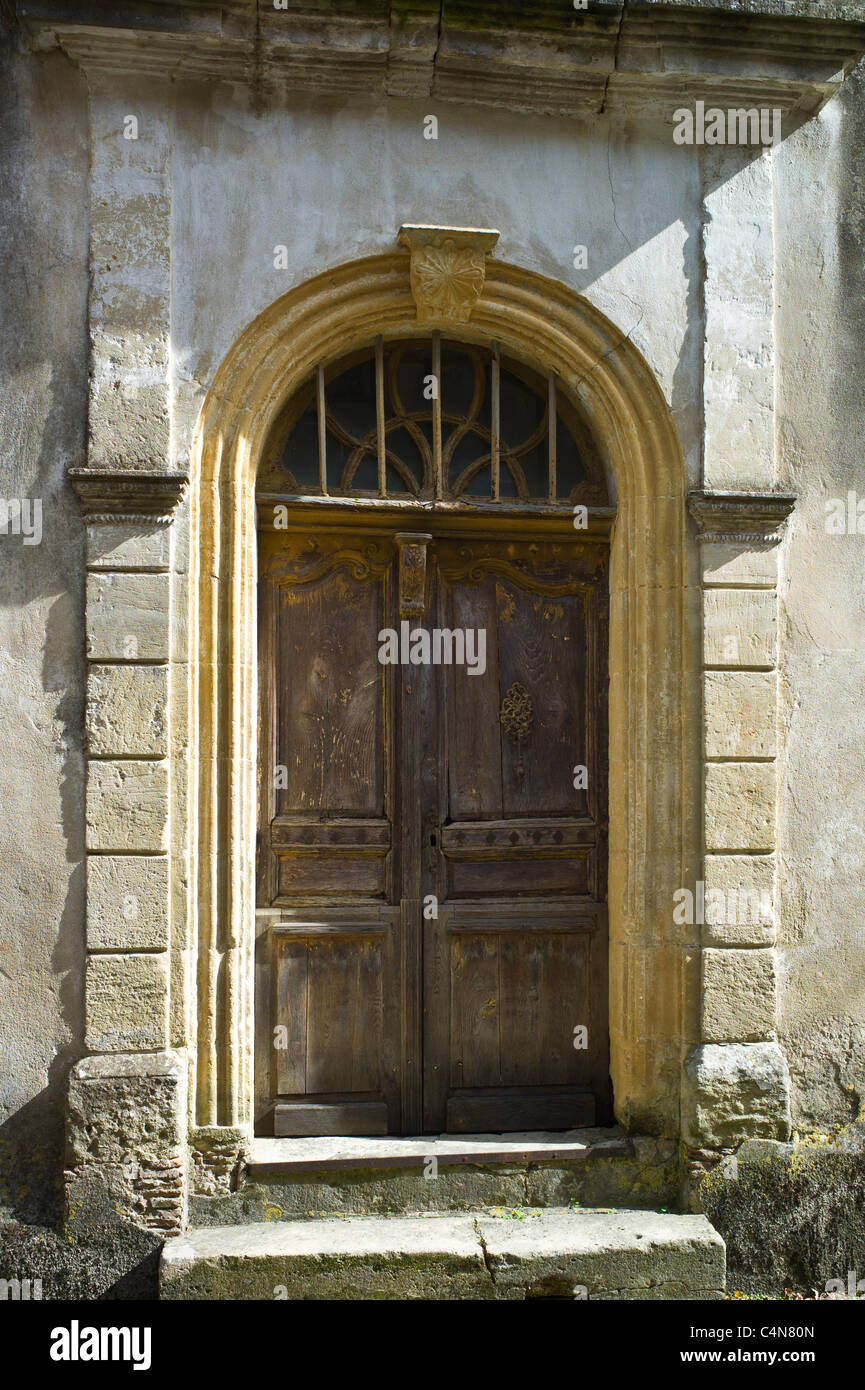 Porte traditionnelle française dans la ville pittoresque de Castelmoron d'Albret dans la région de Bordeaux, Gironde, France Banque D'Images