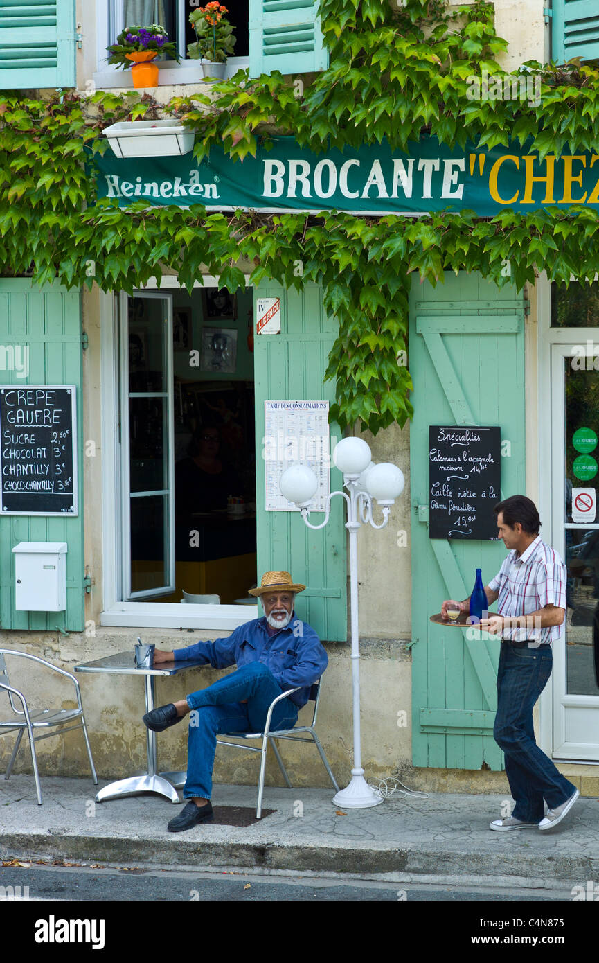 Client serveur sert une cuisine française au Pastis Cafe de la ville de  Castelmoron d'Albret dans la région de Bordeaux, Gironde, France Photo  Stock - Alamy