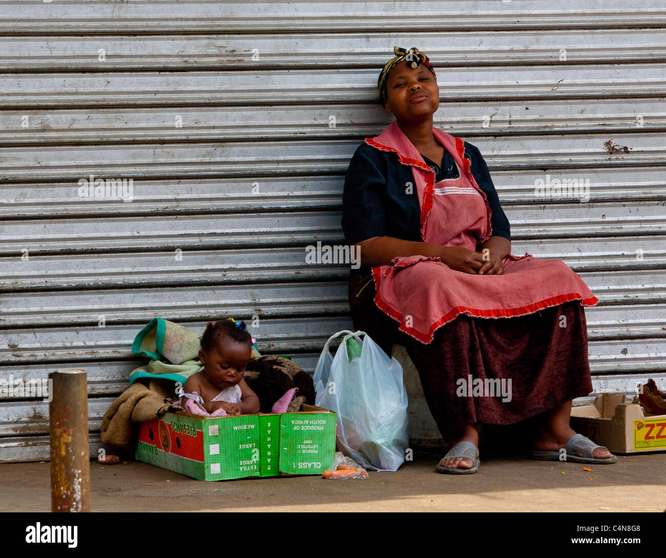 En attendant, la mère et l'enfant. En attente de la prochaine chose. Banque D'Images