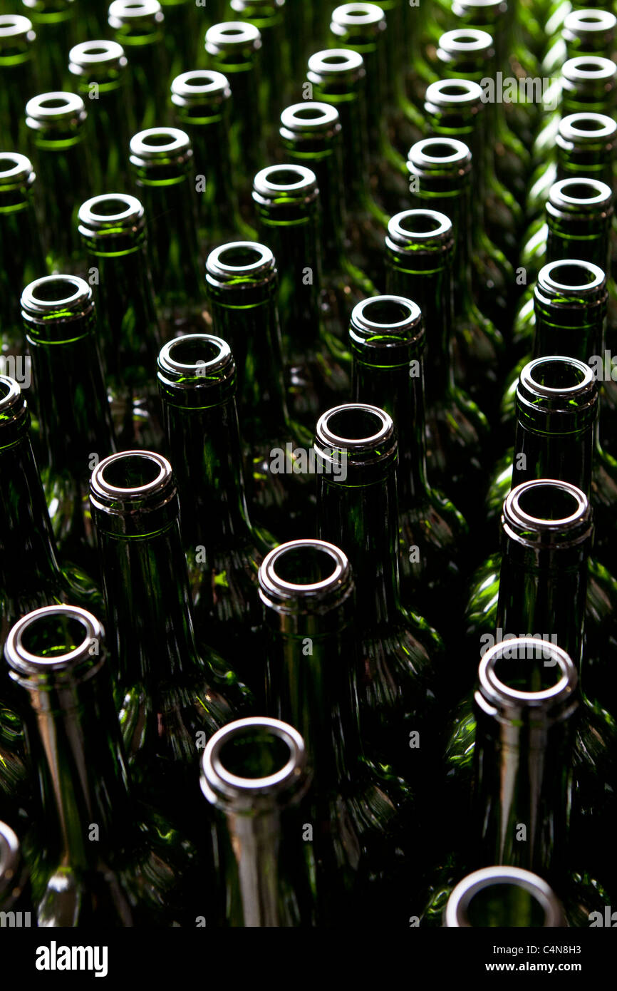 La mise en bouteille de vin dans le vignoble du Château Bellevue Fontcaille dans la région de Bordeaux Banque D'Images