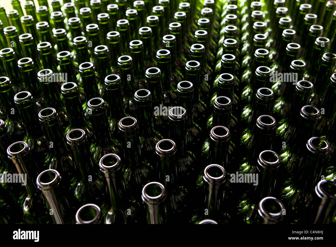 La mise en bouteille de vin dans le vignoble du Château Bellevue Fontcaille dans la région de Bordeaux Banque D'Images