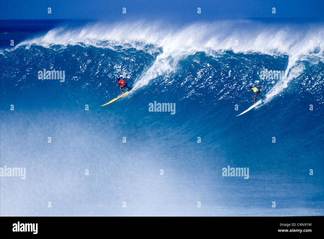 Surfers décolle pendant l'Eddie Aikau surf tournoi, Waimea Bay, North Shore, Oahu, Hawaii Banque D'Images