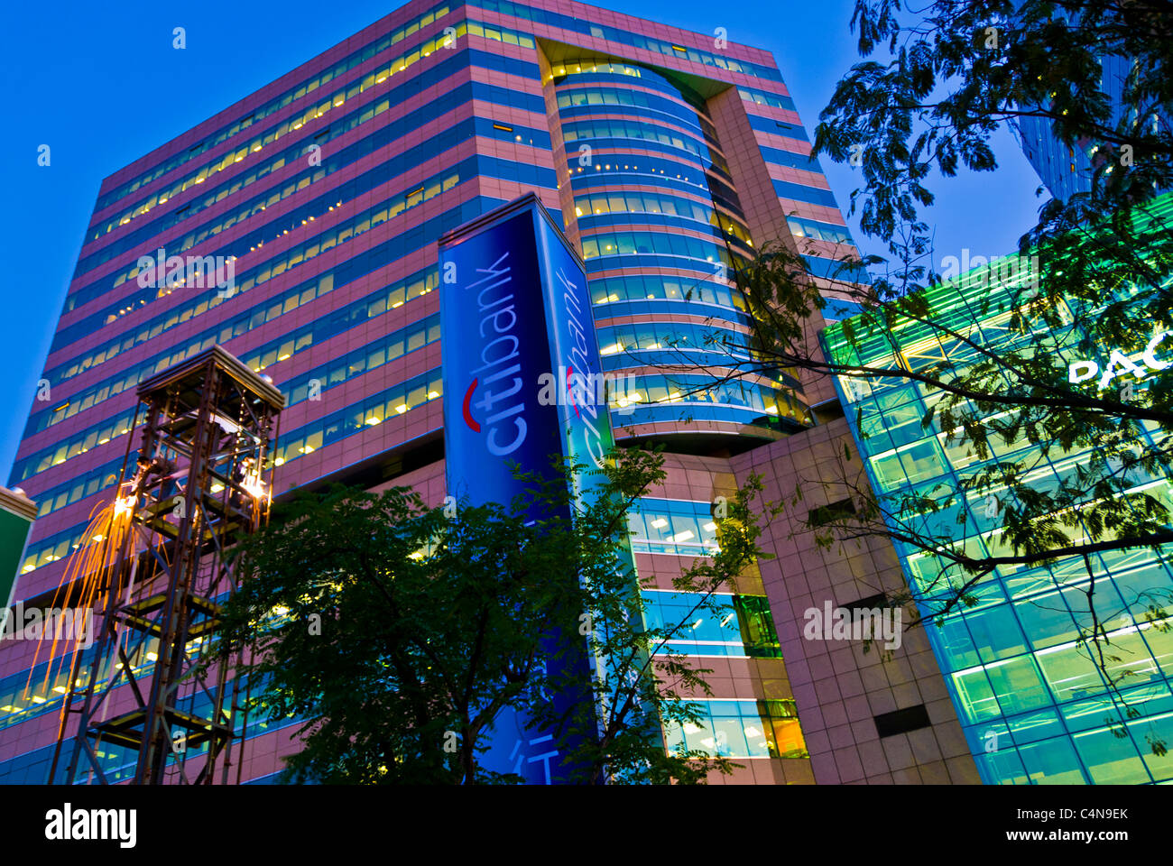 Pékin, Chine, angle bas, architecture moderne, immeuble de bureaux, Citibank Bank la nuit, capitalisme chinois, banque américaine Banque D'Images