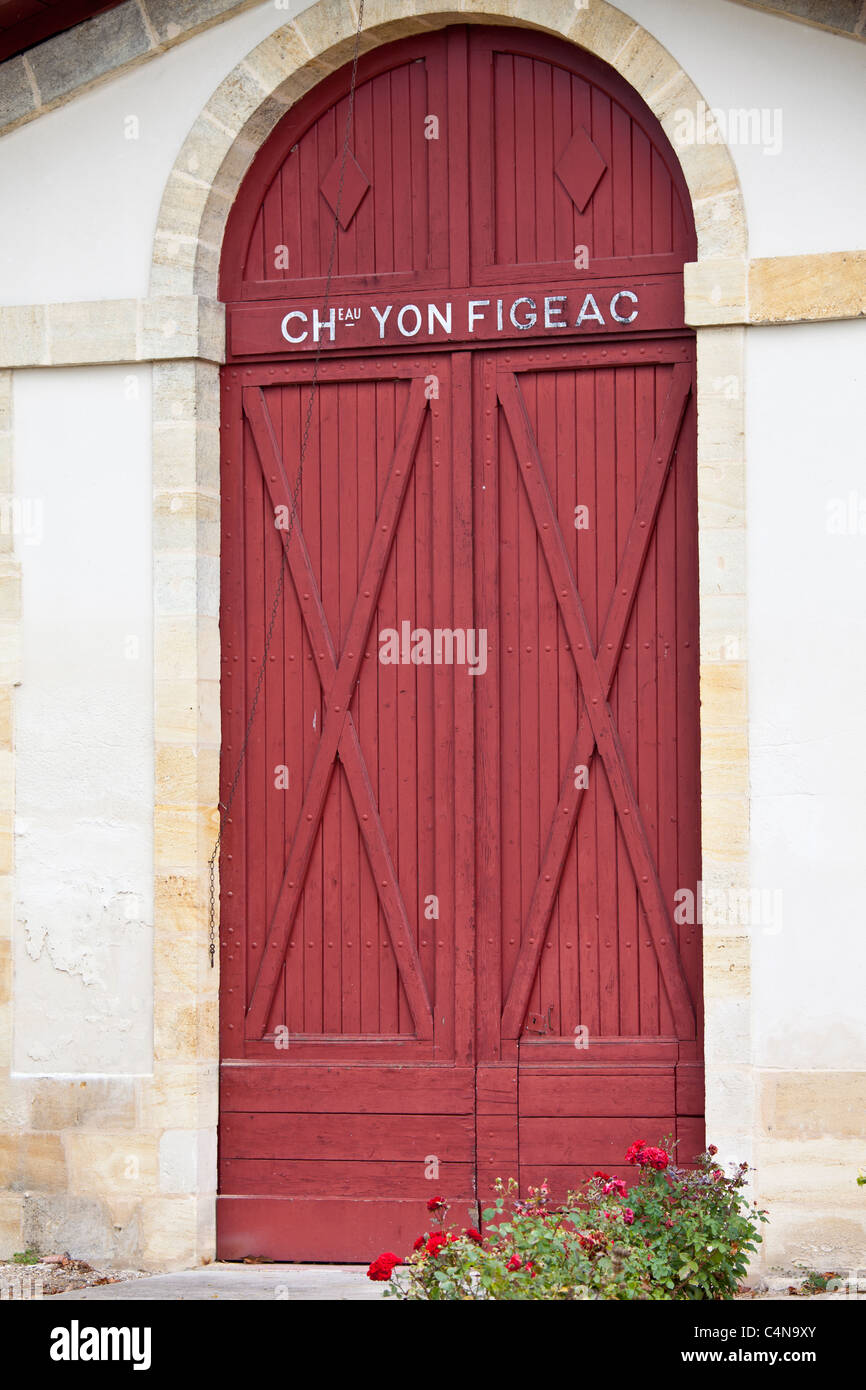 Chateau Yon Figeac vin chai cave près de St Emilion, Bordeaux, France Banque D'Images