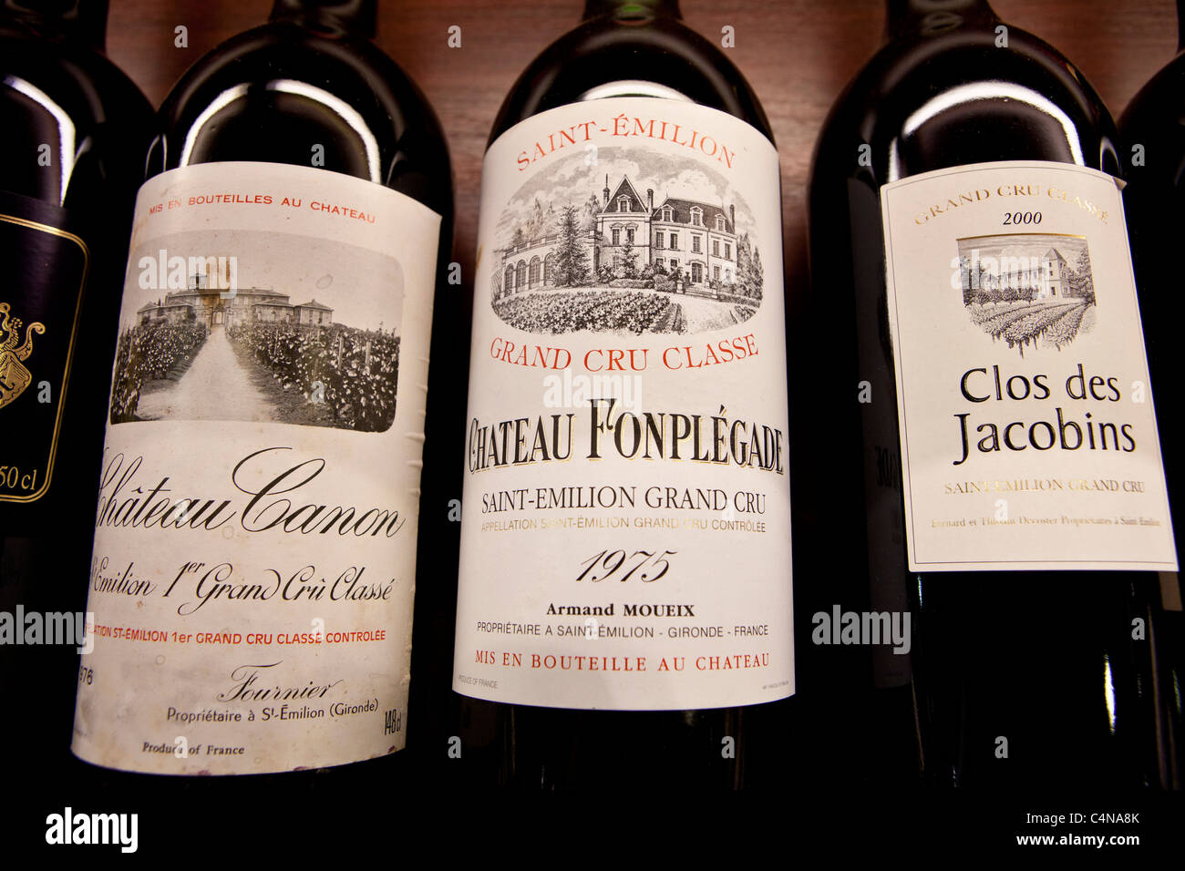 Vins Chateau Chateau Fonplegade, Canon, Clos des Jacobins en marchands de vin shop à St Emilion, Bordeaux, France Banque D'Images