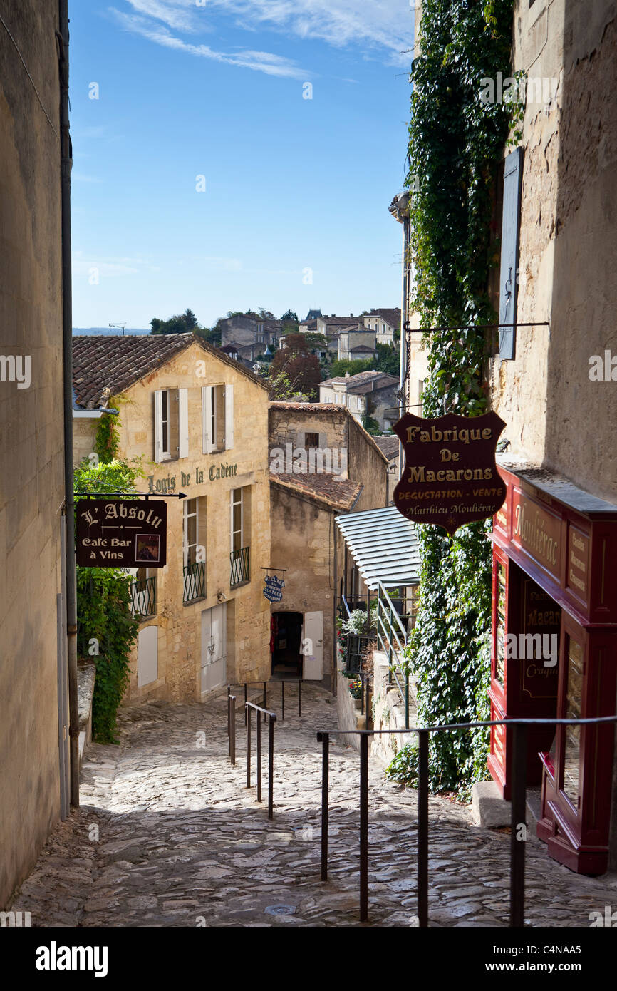 Rue Pavée ville traditionnelle de St Emilion, dans la région des vins de Bordeaux de France Banque D'Images