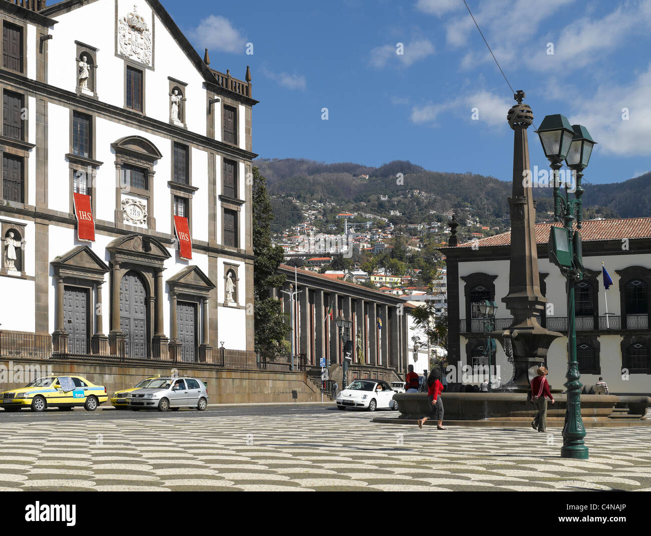 Eglise universitaire Igreja do Colegio dans le centre ville Praca do Municipio Funchal Madère Portugal Europe Banque D'Images