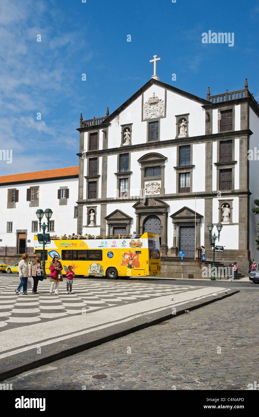 Circuit touristique en bus et place principale de l'église du Collège Igreja do Colegio Praca do Municipio Funchal Madère Portugal UE Europe Banque D'Images
