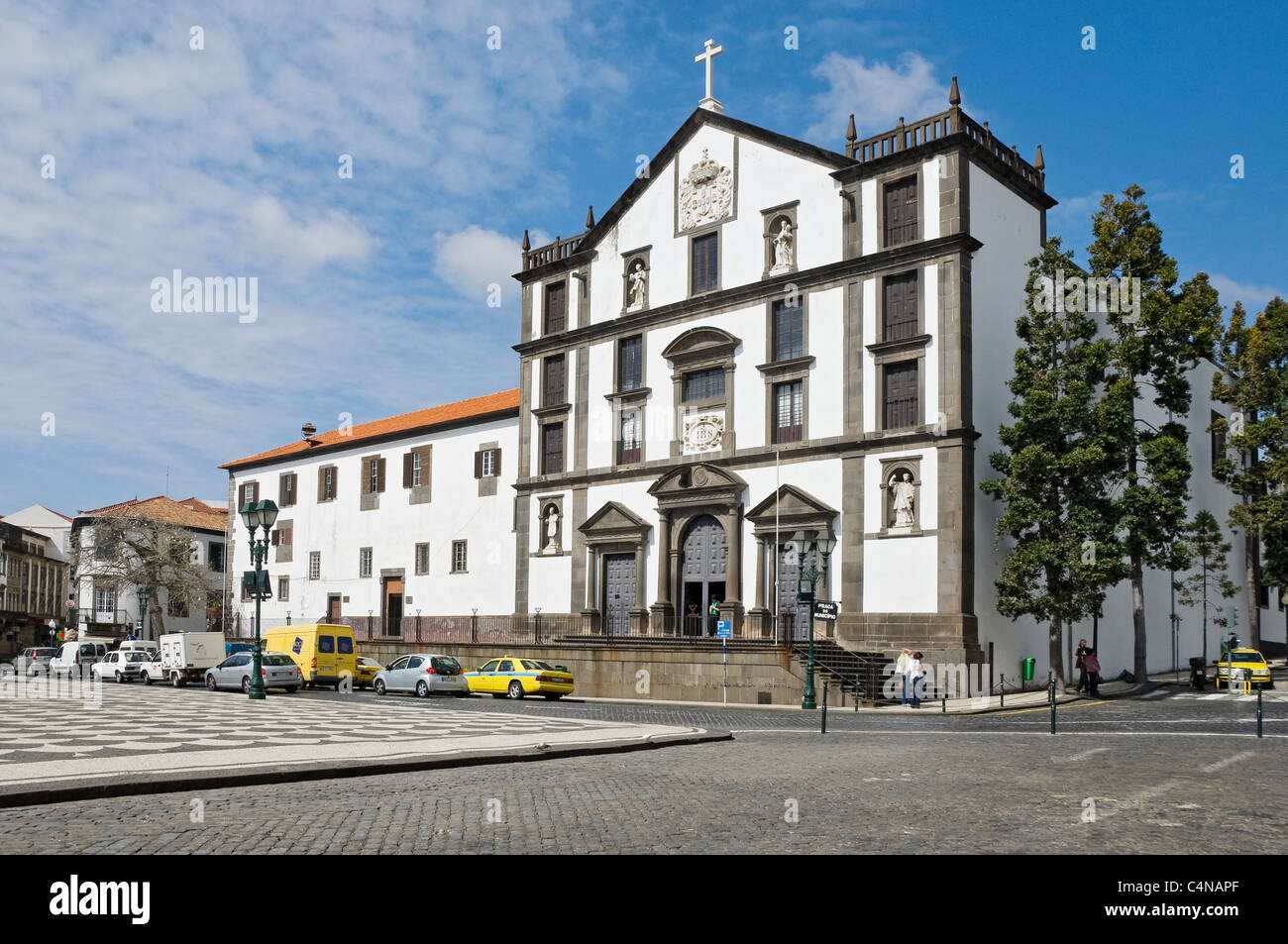 Place principale et Église universitaire Igreja do Colegio Praca do Municipio Funchal Madeira Portugal Europe de l'UE Banque D'Images