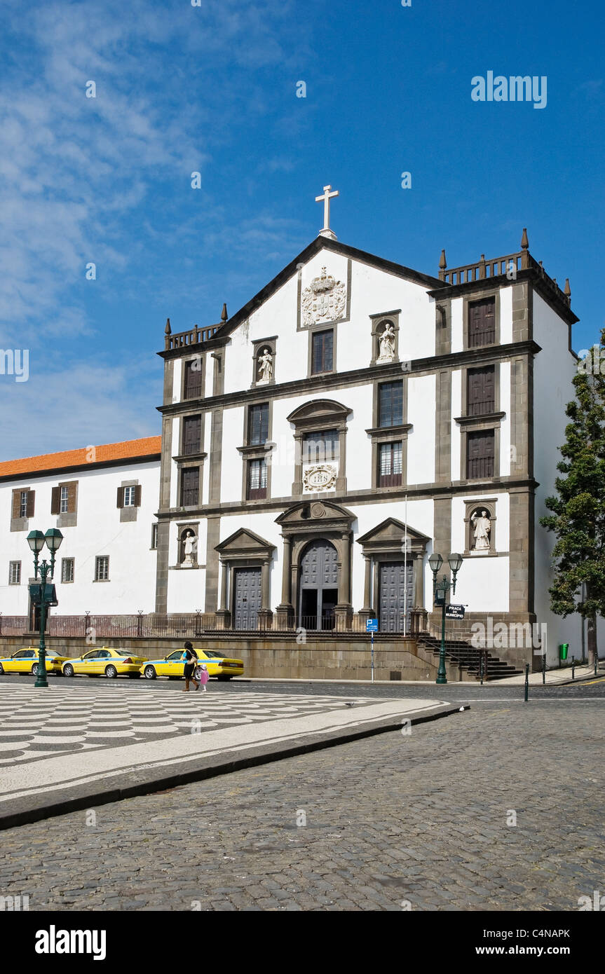 Place principale et Église universitaire Igreja do Colegio Praca do Municipio Funchal Madeira Portugal Europe de l'UE Banque D'Images