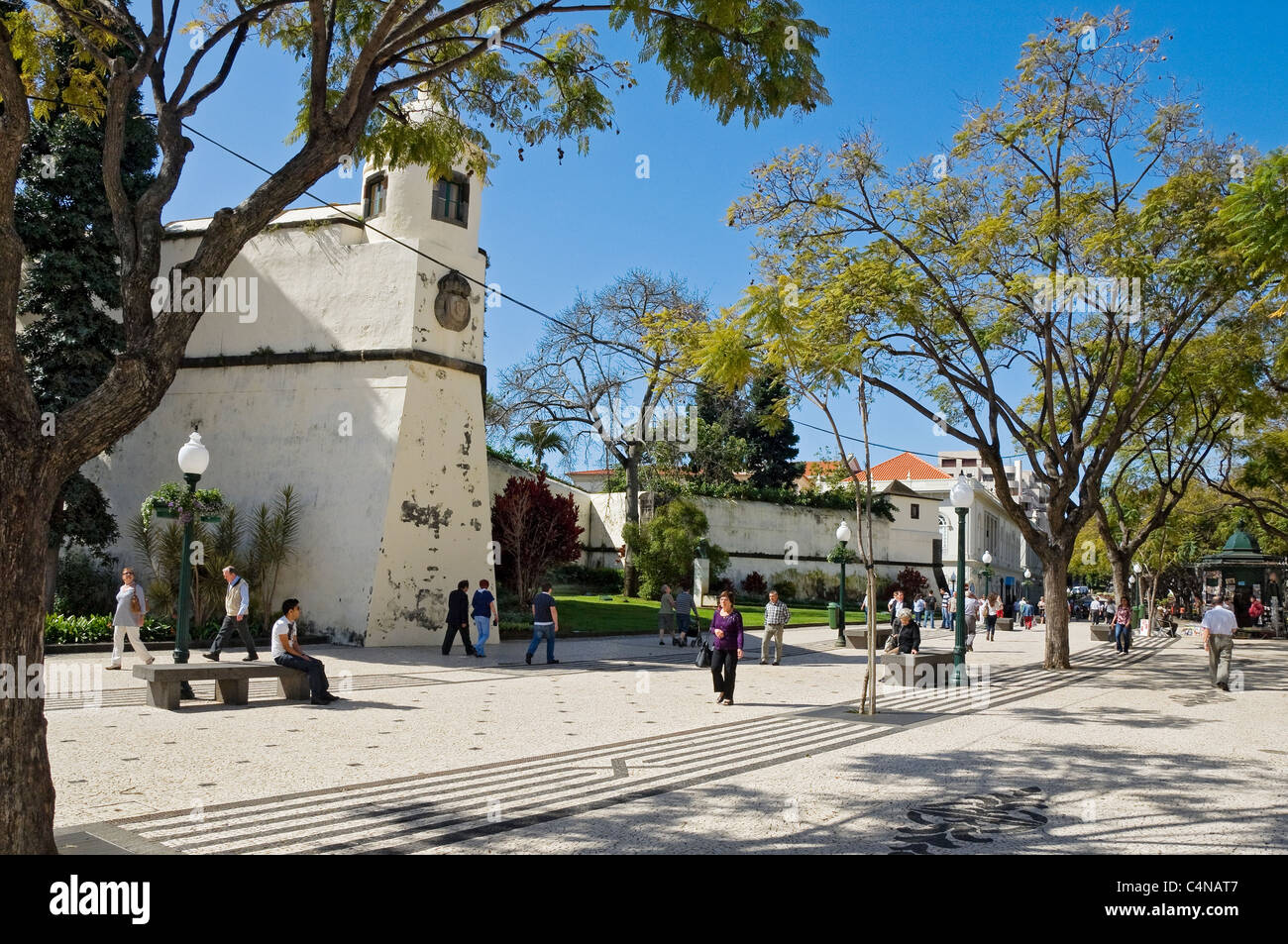 Visiteurs touristes personnes marchant le long de l'Avenida Arriaga au printemps Funchal Centre ville Madère Portugal UE Europe Banque D'Images