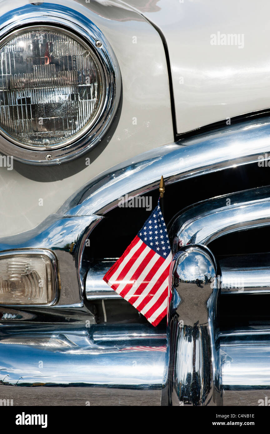 1953 Hudson Wasp. Voiture américaine classique de l'extrémité avant et drapeau Américain Banque D'Images