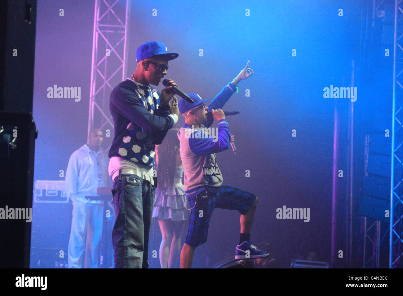 N dubz effectuant au festival wakestock 2010 dans le nord du Pays de Galles Banque D'Images N dubz effectuant au festival wakestock 2010 dans le nord du Pays de Galles Banque D'Images