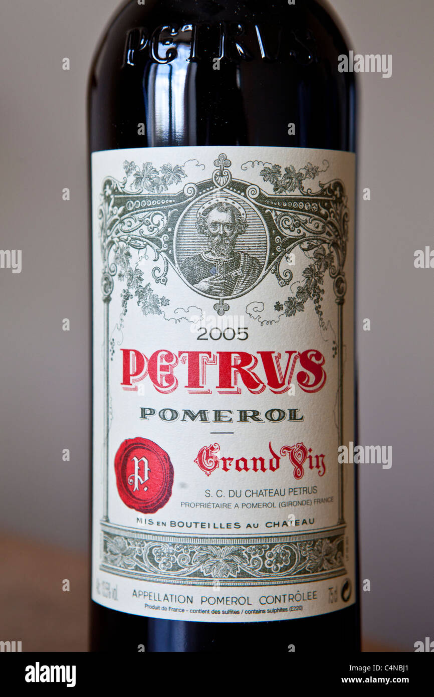 Chateau Petrus Grand Vin 2005 vintage à Pomerol dans la région des vins de  Bordeaux de France Photo Stock - Alamy