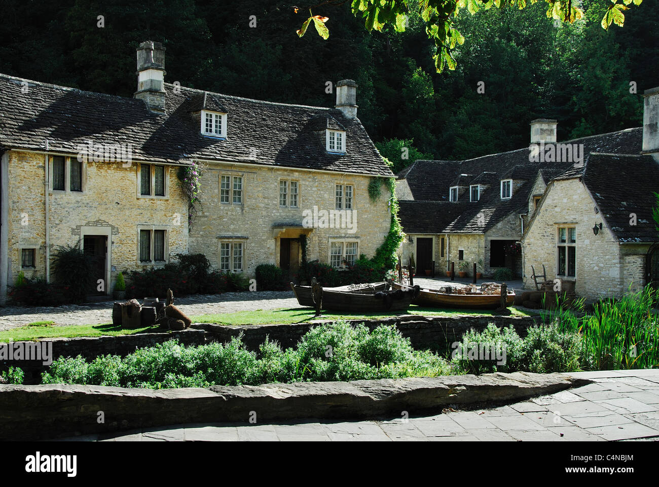Le joli village de Castle Combe dans le Wiltshire avec golden traditionnel pierre et toiture en ardoise, UK Banque D'Images