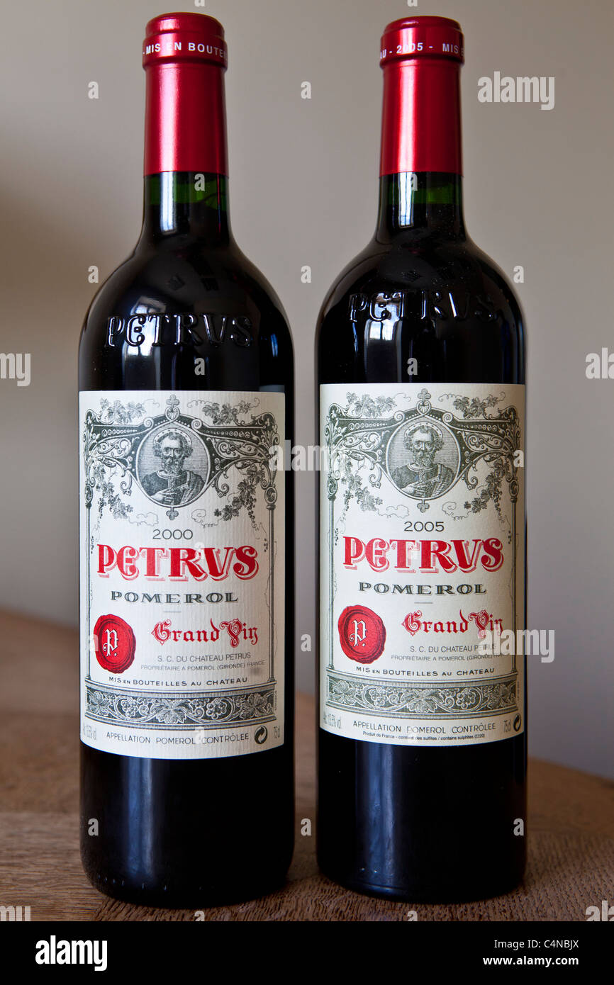 Chateau Petrus Grand Vin 2000 et 2005 vintage à Pomerol dans la région des vins de Bordeaux de France Banque D'Images