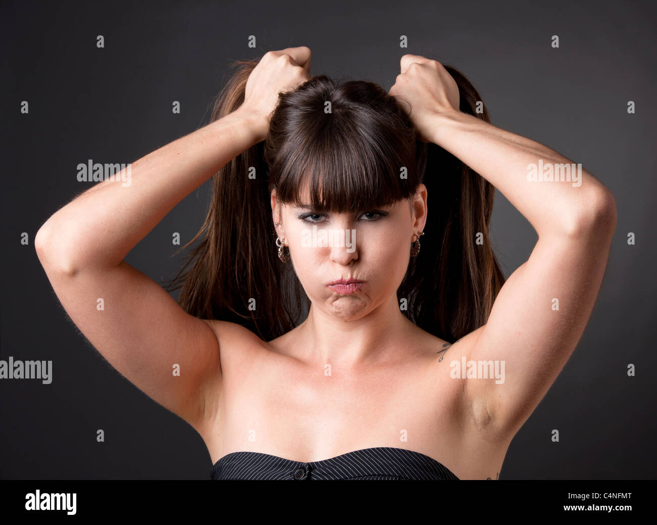 Portrait Dune Femme Drôle Cheveux Tirant En Colère Contre