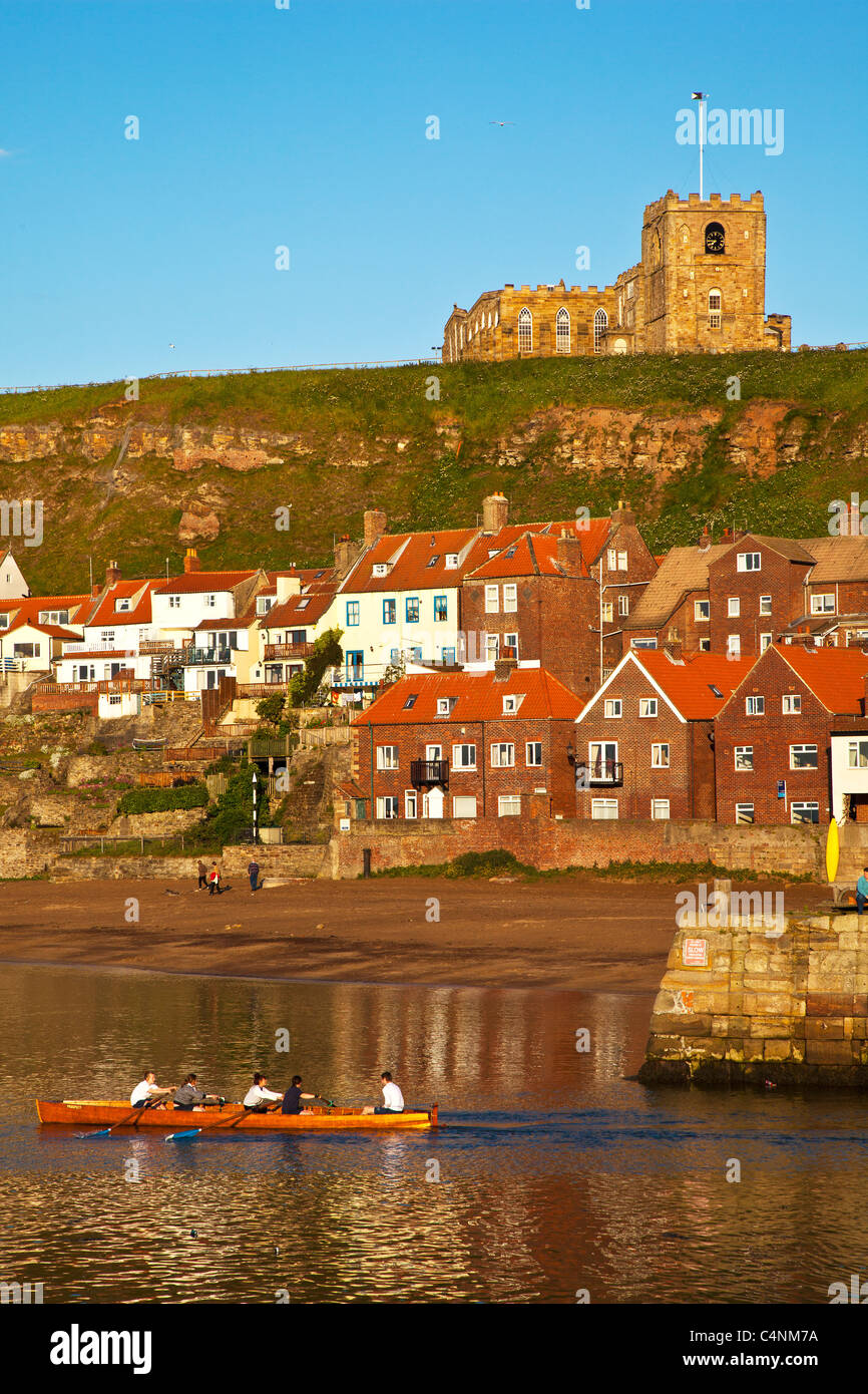 Vieille ville de Whitby en été, lumière du soir, Yorkshire du Nord Banque D'Images