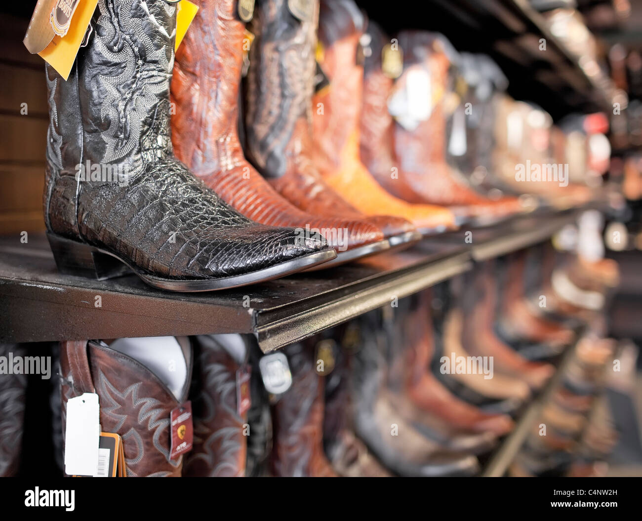 Rangées de bottes de cow-boy de l'ouest dans un magasin de vêtements. Banff, Alberta, Canada. Banque D'Images